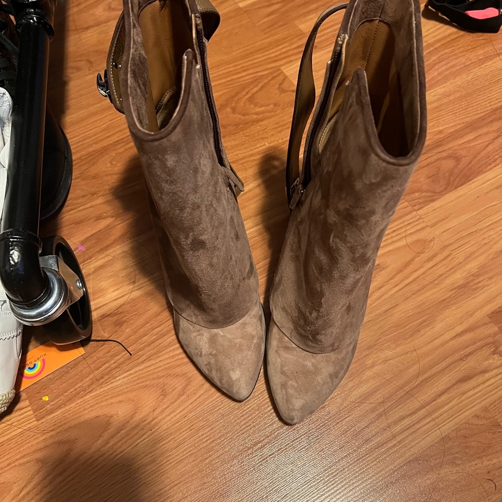 These are amazingly cute size 40 Givenchy Shark excellent condition